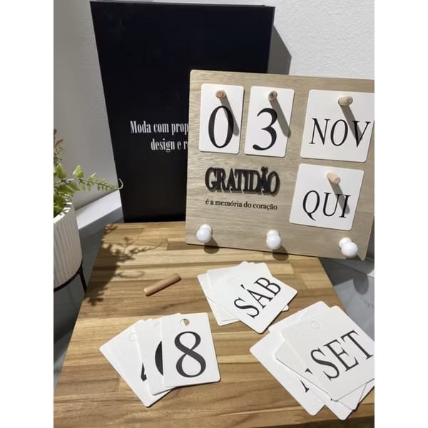 📅 Calendário Decorativo Parede com Porta-Chaves - 3 Cores