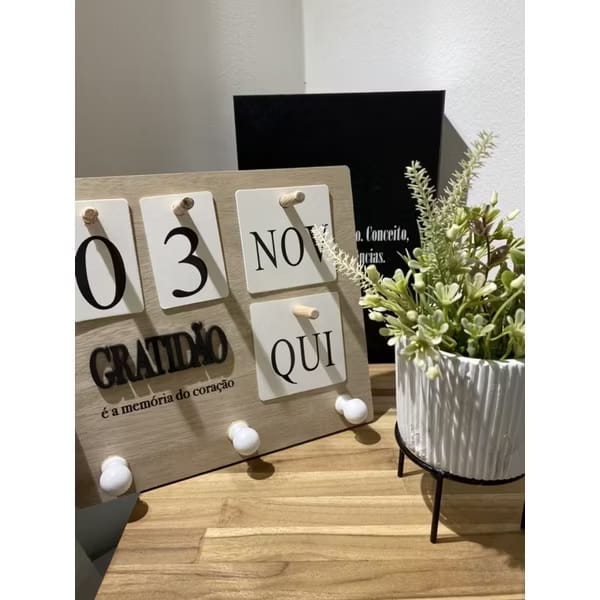 📅 Calendário Decorativo Parede com Porta-Chaves - 3 Cores