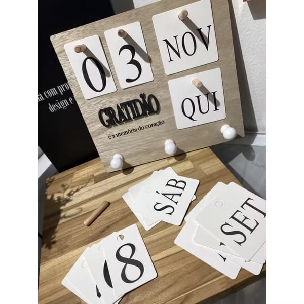 📅 Calendário Decorativo Parede com Porta-Chaves - 3 Cores