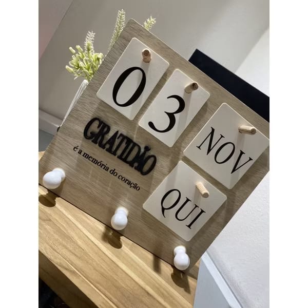 📅 Calendário Decorativo Parede com Porta-Chaves - 3 Cores